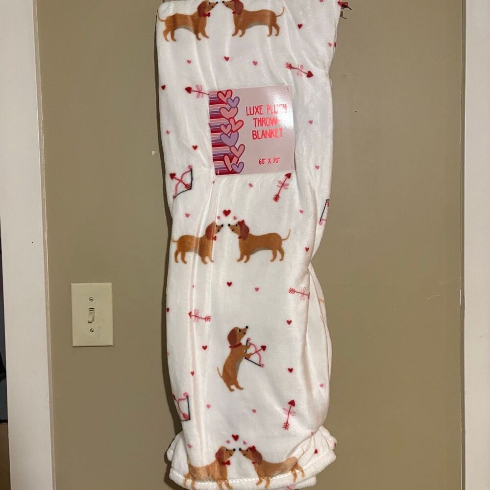 Dachshund Weiner Dog Valentines Day White Blanket Cupids Arrow Hearts NWT 60x70